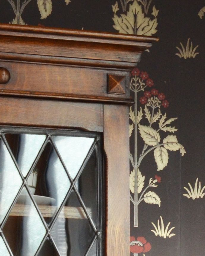 アンティークのキャビネット アンティーク家具 英国紳士たちが愛したかっこいいアンティーク家具、イギリス輸入のブックケース(本棚)。風格と品があるので、リビングはもちろん、和室や書斎、客間にも最適。(k-1565-f)