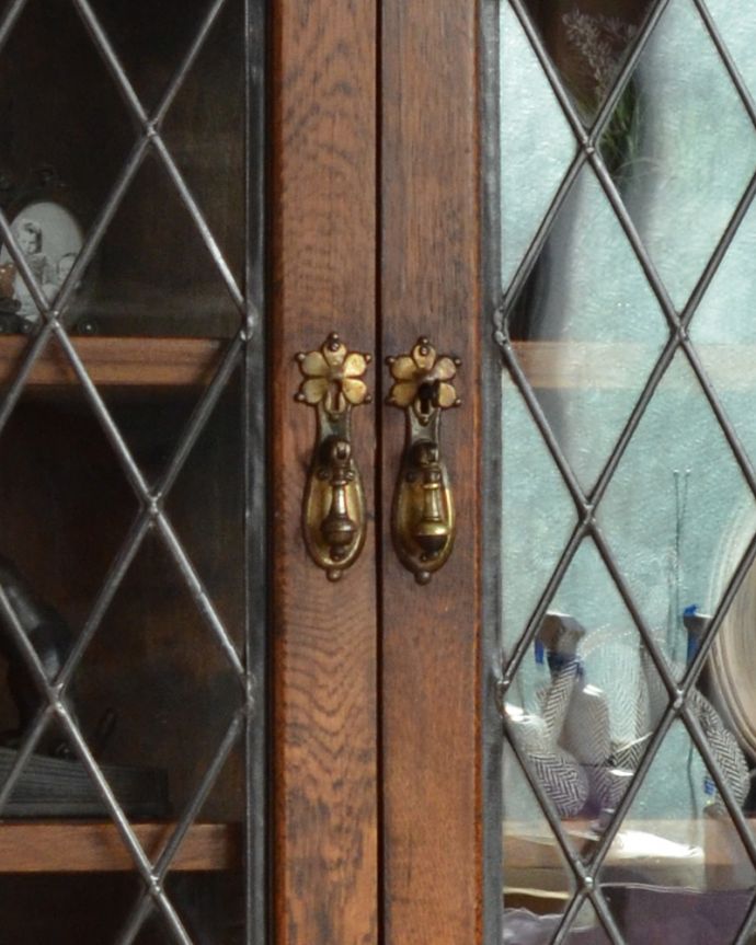 アンティークのキャビネット アンティーク家具 英国紳士たちが愛したかっこいいアンティーク家具、イギリス輸入のブックケース(本棚)。扉は、アンティークならではの重厚感のあるドロップタイプの取っ手です。(k-1565-f)