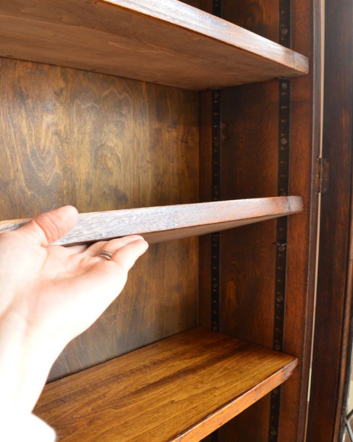 アンティークのキャビネット アンティーク家具 英国紳士たちが愛したかっこいいアンティーク家具、イギリス輸入のブックケース(本棚)。棚板は4枚。(k-1565-f)