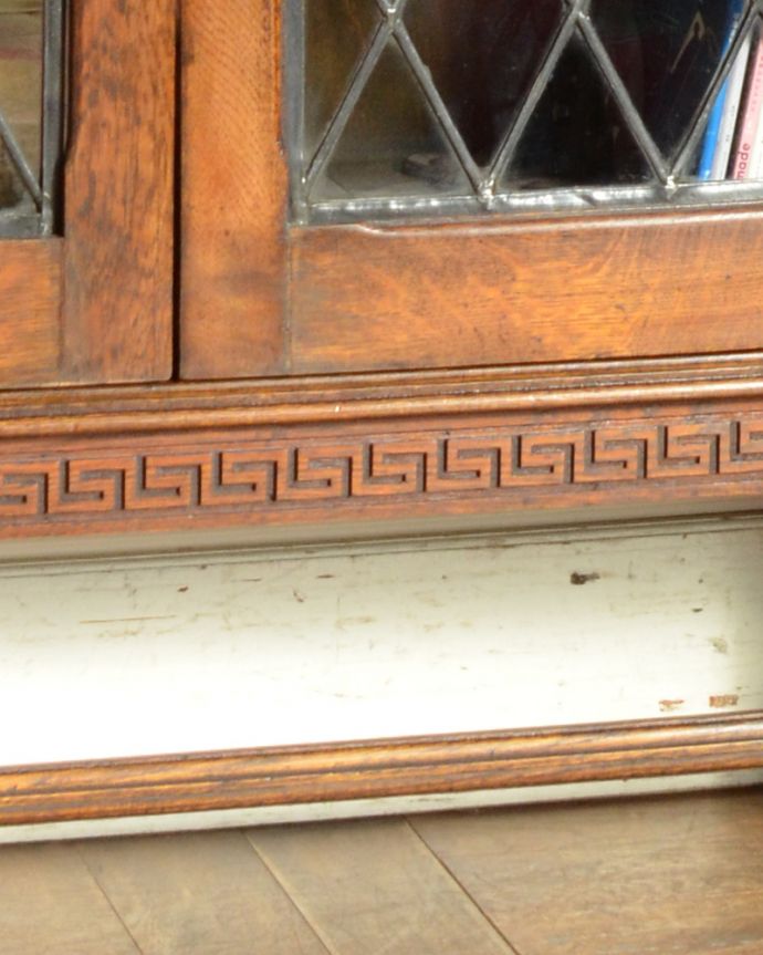 アンティークのキャビネット アンティーク家具 英国紳士たちが愛したかっこいいアンティーク家具、イギリス輸入のブックケース(本棚)。脚元の美しい装飾も見逃せない!高級感のある落ち着いた色です。(k-1565-f)