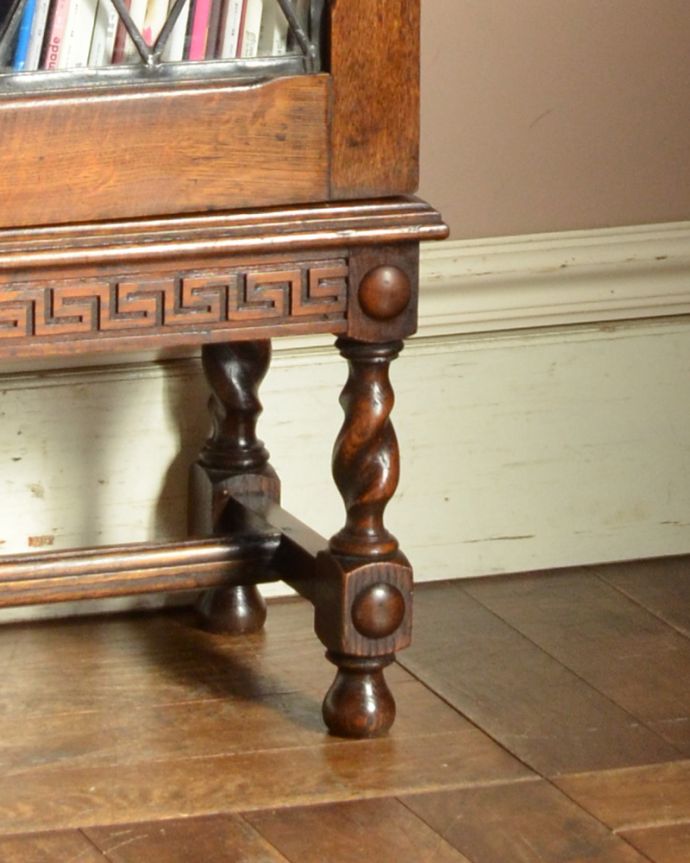 アンティークのキャビネット アンティーク家具 英国紳士たちが愛したかっこいいアンティーク家具、イギリス輸入のブックケース(本棚)。きちんと支えます。(k-1565-f)