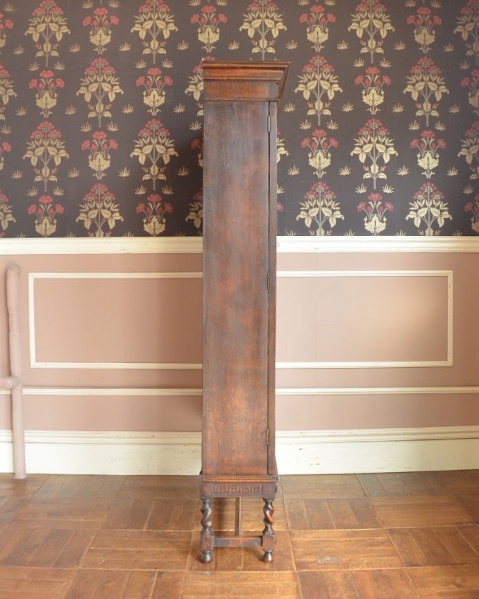 アンティークのキャビネット アンティーク家具 英国紳士たちが愛したかっこいいアンティーク家具、イギリス輸入のブックケース(本棚)。横から見てもピカピカです。(k-1565-f)