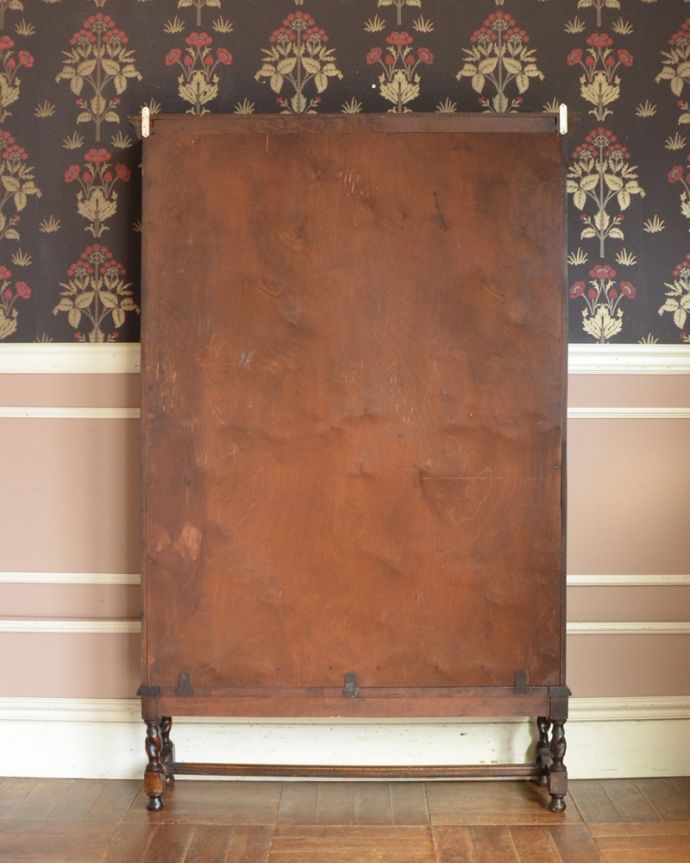 アンティークのキャビネット アンティーク家具 英国紳士たちが愛したかっこいいアンティーク家具、イギリス輸入のブックケース(本棚)。アンティークは新品ではないので、もちろん経年変化によるキズはありますが、専門の職人が目立たないようキレイにお直しをしているので、後姿までキレイです。(k-1565-f)