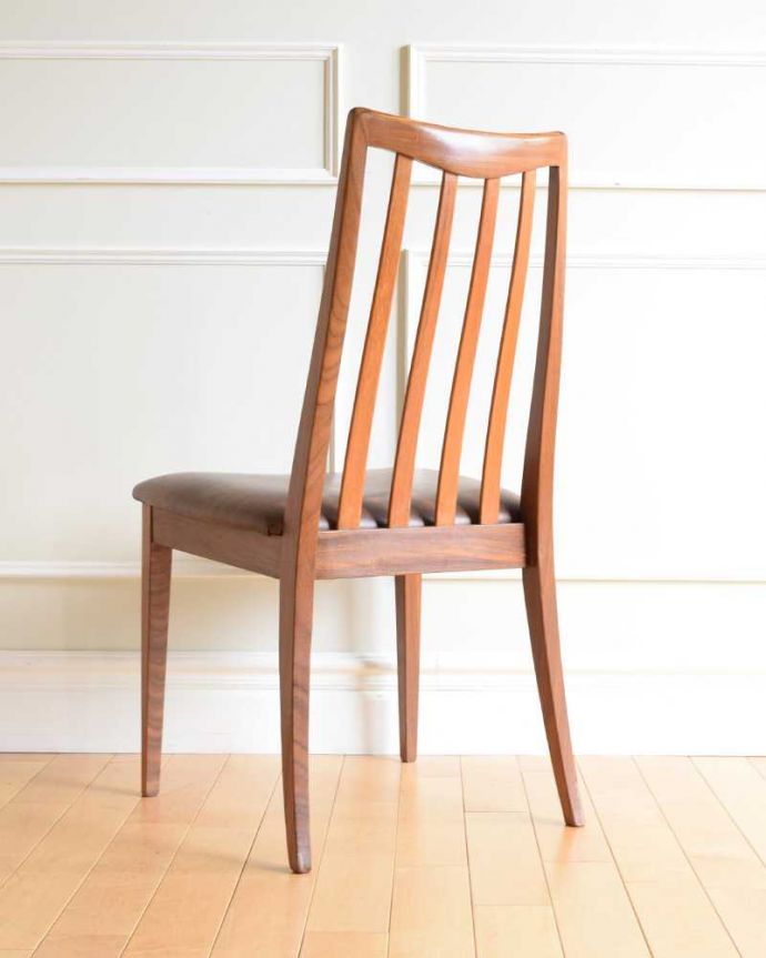 G-PLAN(Gプラン) アンティーク チェア イギリスで見つけたヴィンテージチェア、フレスコのハイバックチェア(G-plan)。後ろ姿にも自信があります新品ではないので経年変化によるキズはありますが、専門の職人が目立たないようキレイにお直しをしているので、後姿までキレイです。(k-1566-c)