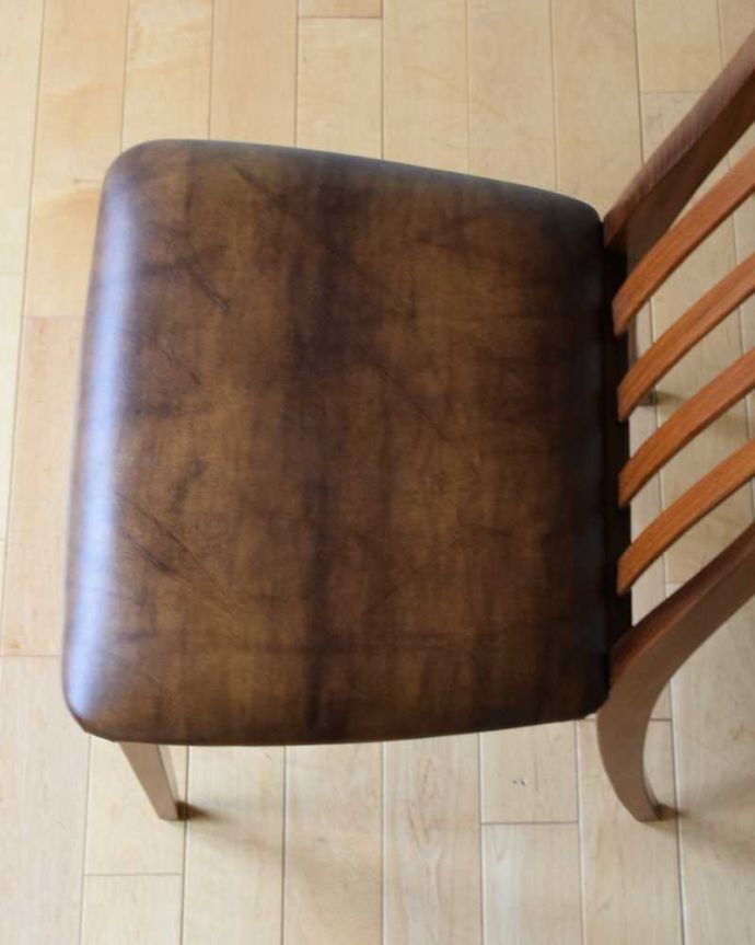 G-PLAN(Gプラン) アンティーク チェア イギリスで見つけたヴィンテージチェア、フレスコのハイバックチェア(G-plan)。座面を上から見るとこんな感じ長時間座っても疲れません。(k-1566-c)