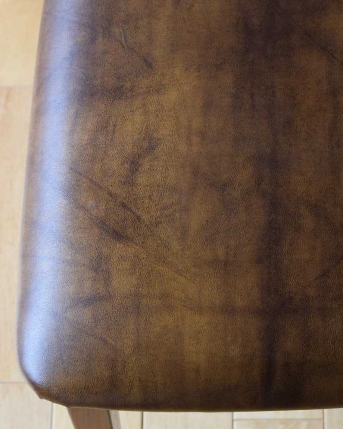 G-PLAN(Gプラン) アンティーク チェア イギリスで見つけたヴィンテージチェア、フレスコのハイバックチェア(G-plan)。いつでも貼り替え出来ますシンプルなデザインを活かせるよう考えて座面の生地を選びました。(k-1566-c)