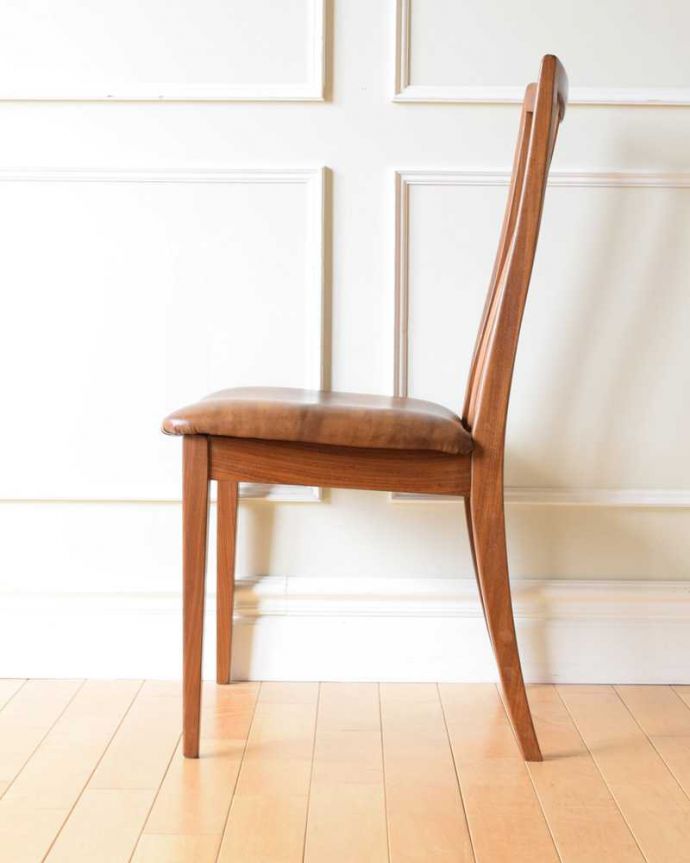 G-PLAN(Gプラン) アンティーク チェア イギリスで見つけたヴィンテージチェア、フレスコのハイバックチェア(G-plan)。横から見てもスッキリとカッコイイヴィンテージチェアは、もちろん新品ではないので経年変化によるキズはありますが、キレイに修復したので安心して座って下さい。(k-1566-c)