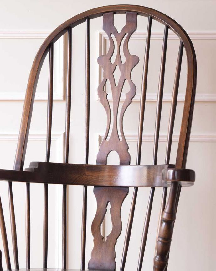 1Pソファ(ラウンジチェア)　アンティーク チェア　リラックスできる時間をお届けします！英国アンティークのロッキングチェア 。しっかりと包み込んでくれる背もたれ･･･背中をしっかりと支えてくれる背もたれは、デザインもオシャレ。(k-1567-c)