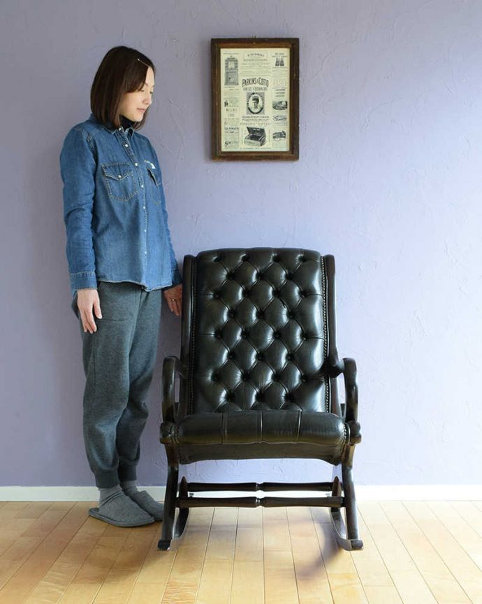 1Pソファ(ラウンジチェア)　アンティーク チェア　革張りアンティークチェスターフィールド、カッコいいロッキングチェア。見た目も座り心地もカッコいいロッキングチェア英国アンティークらしい高級感漂う究極の一脚。(k-1569-c)