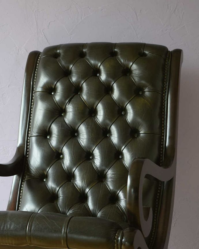 1Pソファ(ラウンジチェア)　アンティーク チェア　革張りアンティークチェスターフィールド、カッコいいロッキングチェア。ゆったりと包み込んでくれます時間を忘れてゆったりとくつろげる背もたれ。(k-1569-c)