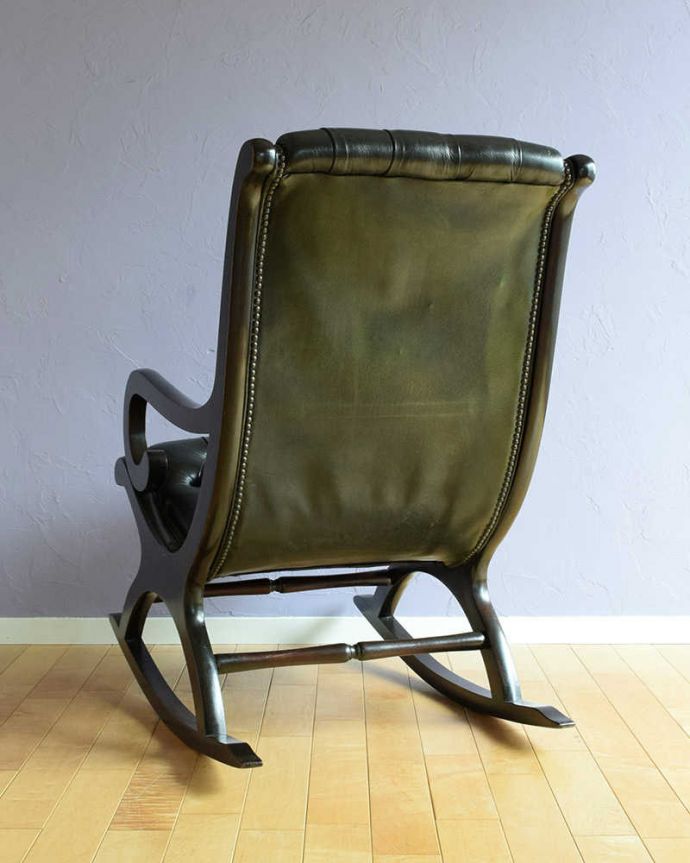 1Pソファ(ラウンジチェア)　アンティーク チェア　革張りアンティークチェスターフィールド、カッコいいロッキングチェア。後ろ姿までカッコいいドッシリとカッコいい後ろ姿に惚れ惚れ･･･新品ではないので経年変化によるキズはありますが、キレイなものを選んで来ました。(k-1569-c)