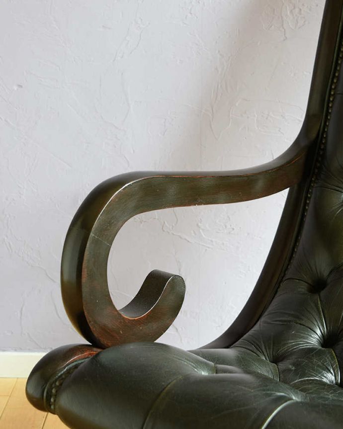 1Pソファ(ラウンジチェア)　アンティーク チェア　革張りアンティークチェスターフィールド、カッコいいロッキングチェア。アーム部分もカッコいい肘掛け部分のデザインもちょっと凝っていてカッコいいんです。(k-1569-c)