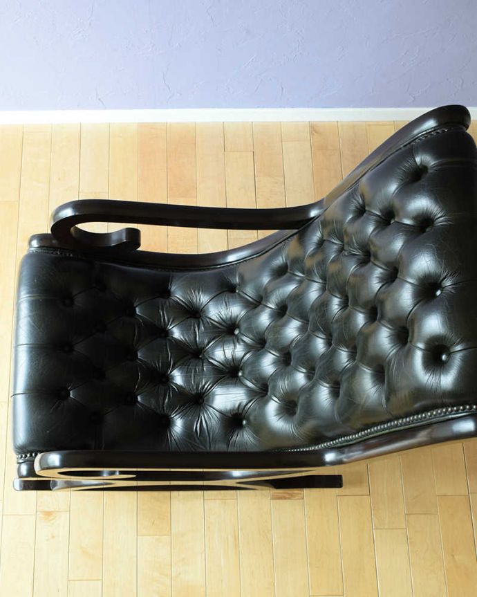 1Pソファ(ラウンジチェア)　アンティーク チェア　革張りアンティークチェスターフィールド、カッコいいロッキングチェア。上から見ると･･･ヴィンテージなのでキズや汚れはありますが、キレイなものを選びました。(k-1569-c)