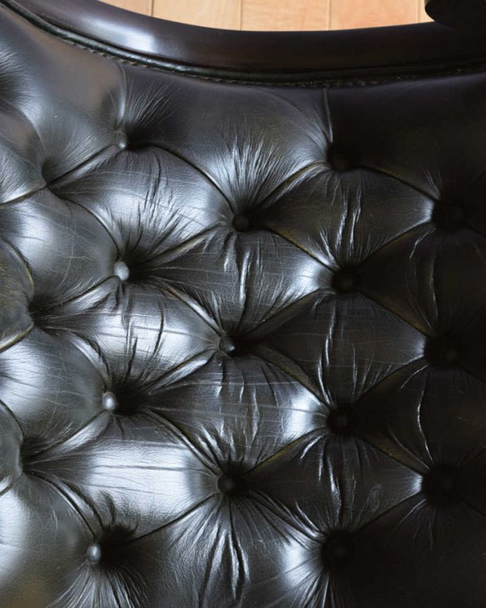 1Pソファ(ラウンジチェア)　アンティーク チェア　革張りアンティークチェスターフィールド、カッコいいロッキングチェア。近くで見るとこんな感じ。(k-1569-c)