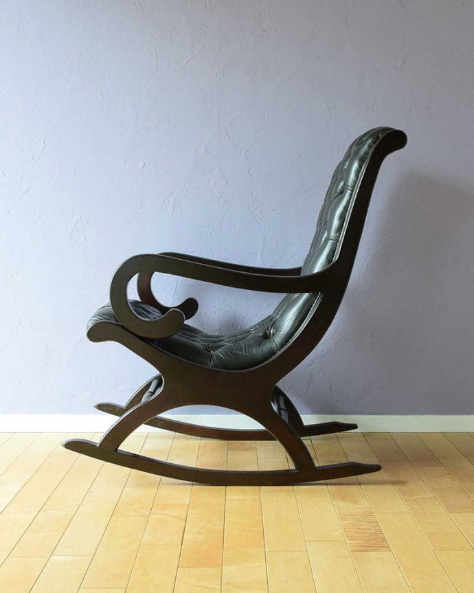 1Pソファ(ラウンジチェア)　アンティーク チェア　革張りアンティークチェスターフィールド、カッコいいロッキングチェア。横から見ても絵になっちゃう。(k-1569-c)