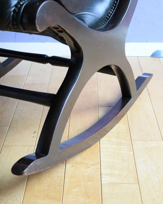 1Pソファ(ラウンジチェア)　アンティーク チェア　革張りアンティークチェスターフィールド、カッコいいロッキングチェア。床を滑らせて移動出来ますHandleでは脚の裏にフェルトキーパーをお付けしているので、持ち上げなくても床を滑らせれば移動できます。(k-1569-c)