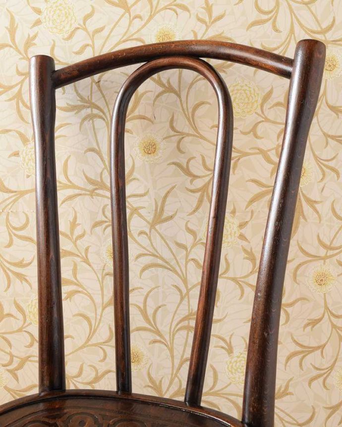 アンティーク チェア 英国のアンティーク椅子、曲げ木が美しいベントウッドチェア(ユーバックタイプ)。美しいだけじゃなくて強い!背もたれは木を切り出しているのではなく、1本の木材を蒸気で蒸して曲げているので、繊維が断ち切られず粘りがあって丈夫なんです。(k-1570-c)