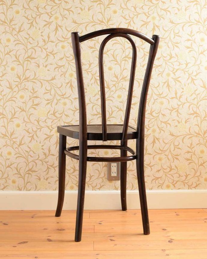アンティーク チェア 英国のアンティーク椅子、曲げ木が美しいベントウッドチェア(ユーバックタイプ)。後ろ姿にも自信があります!アンティークは新品ではないので経年変化によるキズはありますが、しっかり修復して組み直したので安心して座って頂けます。(k-1570-c)