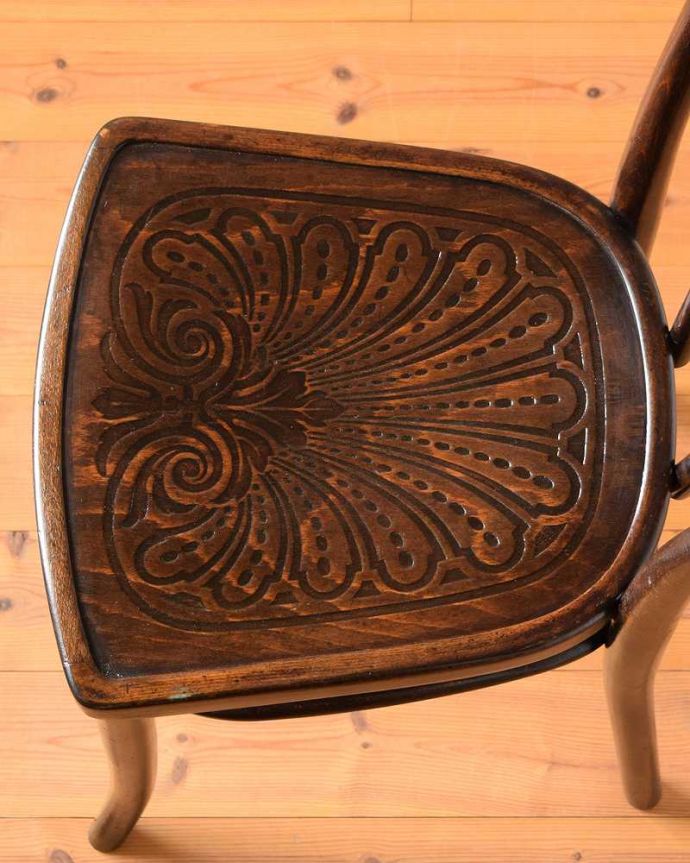 アンティーク チェア 英国のアンティーク椅子、曲げ木が美しいベントウッドチェア(ユーバックタイプ)。座面にも個性があります背もたれだけじゃなく座面にも注目!丸みを帯びた可愛い座面がベントウッドの特長です。(k-1570-c)