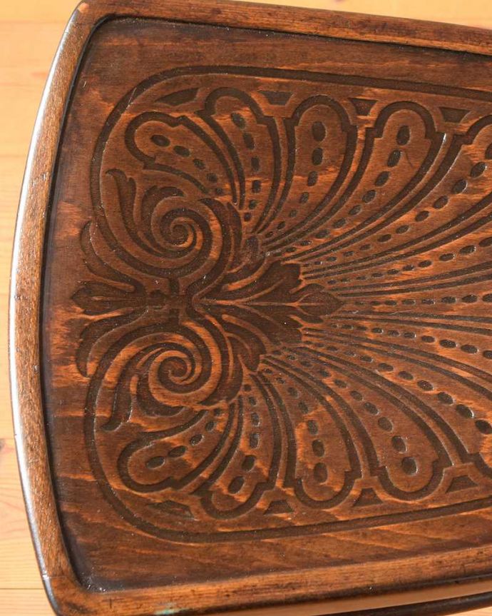 アンティーク チェア 英国のアンティーク椅子、曲げ木が美しいベントウッドチェア(ユーバックタイプ)。近くで見てみるとそれぞれ模様が違うベントウッドチェアの座面。(k-1570-c)