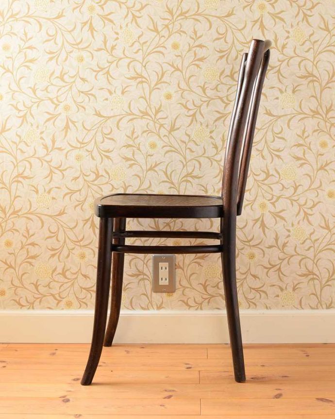 アンティーク チェア 英国のアンティーク椅子、曲げ木が美しいベントウッドチェア(ユーバックタイプ)。横顔も英国らしいカッコよさ英国のパブの雰囲気たっぷりのベントウッドチェアは、横から見てもカッコイイんです。(k-1570-c)