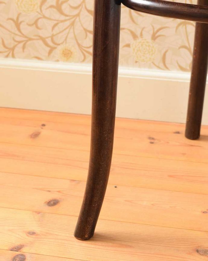アンティーク チェア 英国のアンティーク椅子、曲げ木が美しいベントウッドチェア(ユーバックタイプ)。移動もラクラクHandleのアンティークチェアの脚の裏には、フェルトキーパーをお付けしていますので、床を滑らせてお使い頂けます。(k-1570-c)
