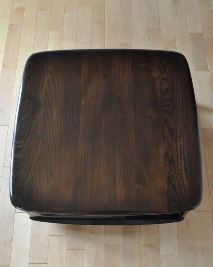 アーコールの家具 アンティーク家具 北欧スタイルの定番ブランド、引き出し付きのアーコール社のアンティークコーヒーテーブル。四角い形をした天板です。(k-1571-f)