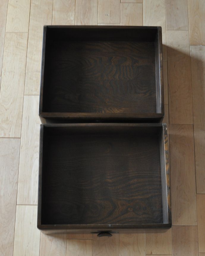 アーコールの家具 アンティーク家具 北欧スタイルの定番ブランド、引き出し付きのアーコール社のアンティークコーヒーテーブル。天板の下に引き出しが2杯付いています。(k-1571-f)