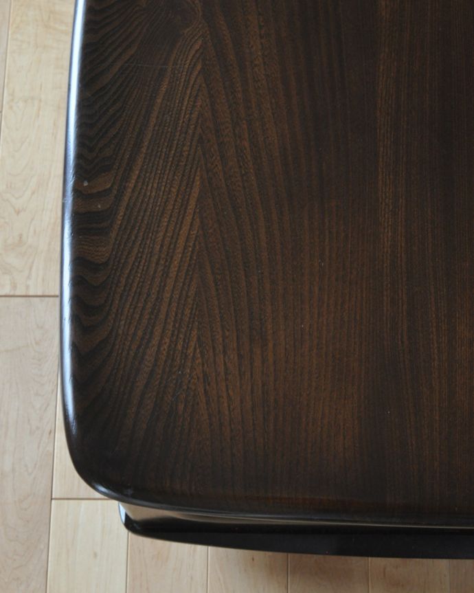 アーコールの家具 アンティーク家具 北欧スタイルの定番ブランド、引き出し付きのアーコール社のアンティークコーヒーテーブル。きちんとメンテナンスしていますので、届いたその日からお使いいただけます。(k-1571-f)