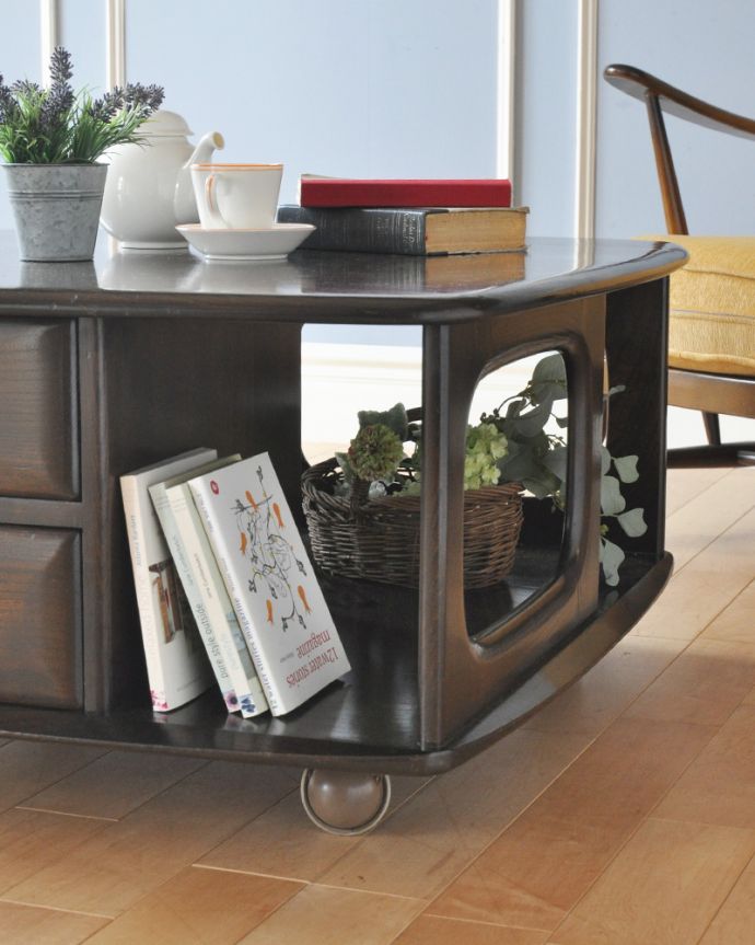 アーコールの家具 アンティーク家具 北欧スタイルの定番ブランド、引き出し付きのアーコール社のアンティークコーヒーテーブル。天板下には、L字になったオープン収納が付いています。(k-1571-f)