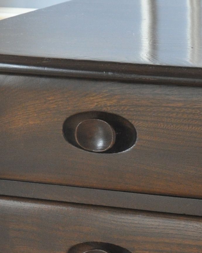 アーコールの家具 アンティーク家具 北欧スタイルの定番ブランド、引き出し付きのアーコール社のアンティークコーヒーテーブル。とってもオシャレな木の取っ手。(k-1571-f)