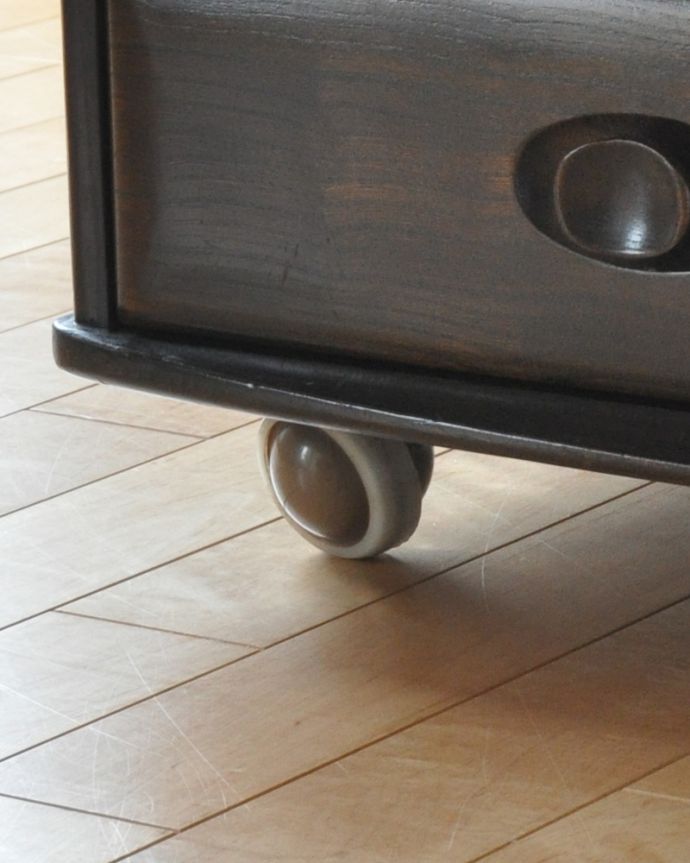 アーコールの家具 アンティーク家具 北欧スタイルの定番ブランド、引き出し付きのアーコール社のアンティークコーヒーテーブル。きちんと調整したので、新しいものと比べるとスムーズではありませんが、ちゃんと動きます。(k-1571-f)