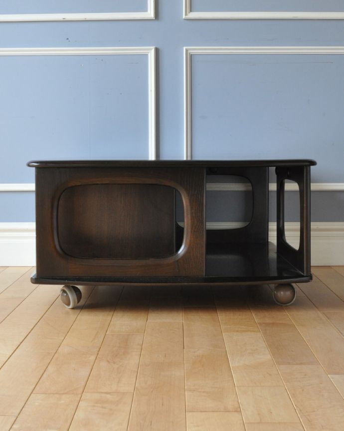 アーコールの家具 アンティーク家具 北欧スタイルの定番ブランド、引き出し付きのアーコール社のアンティークコーヒーテーブル。サイドから見るとこんな感じです。(k-1571-f)