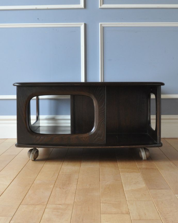 アーコールの家具 アンティーク家具 北欧スタイルの定番ブランド、引き出し付きのアーコール社のアンティークコーヒーテーブル。アンティークは新品ではないので、もちろん経年変化によるキズはありますが、専門の職人が目立たないようキレイにお直しをしているので、後姿までキレイです。(k-1571-f)