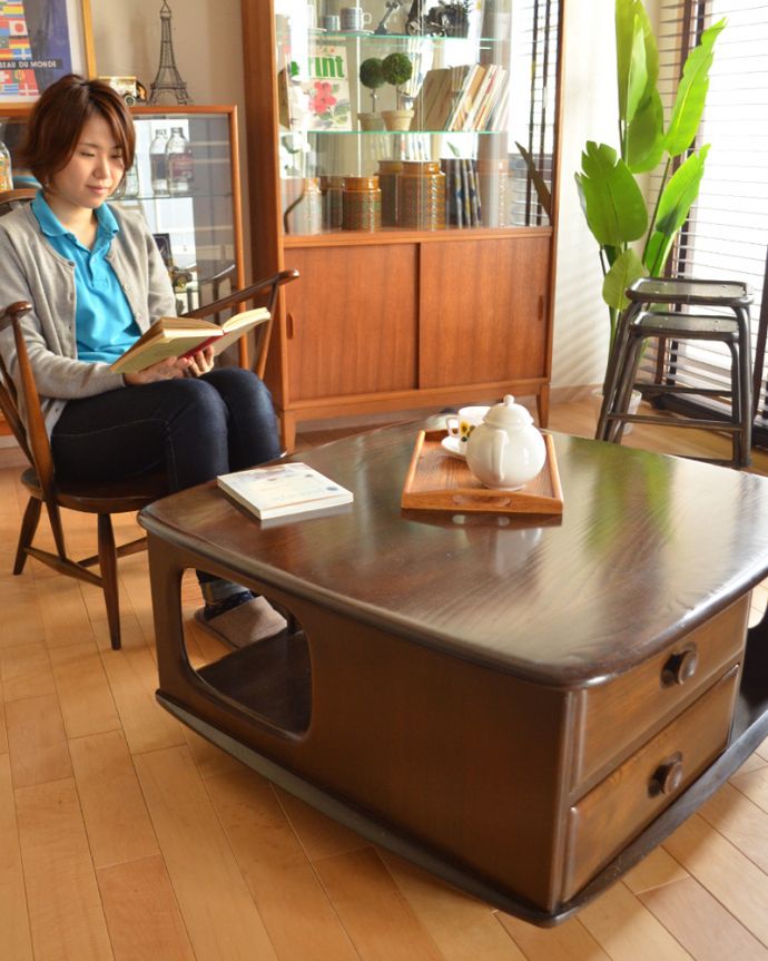 アーコールの家具 アンティーク家具 北欧スタイルの定番ブランド、引き出し付きのアーコール社のアンティークコーヒーテーブル。仲のいい友達を呼んでホームパーティ。(k-1571-f)