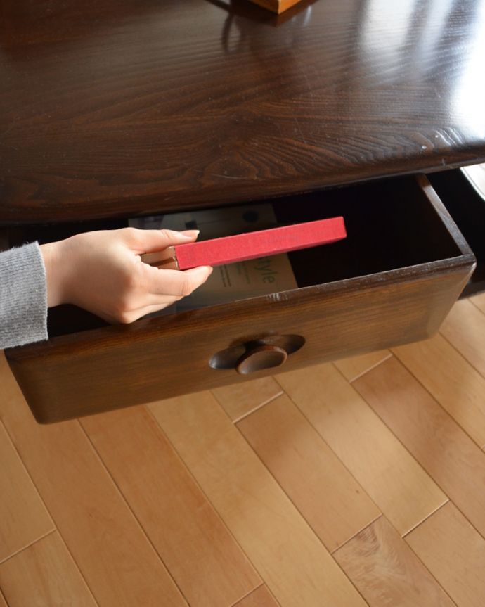 アーコールの家具 アンティーク家具 北欧スタイルの定番ブランド、引き出し付きのアーコール社のアンティークコーヒーテーブル。深さのある引き出しなので、色々と収納できます。(k-1571-f)