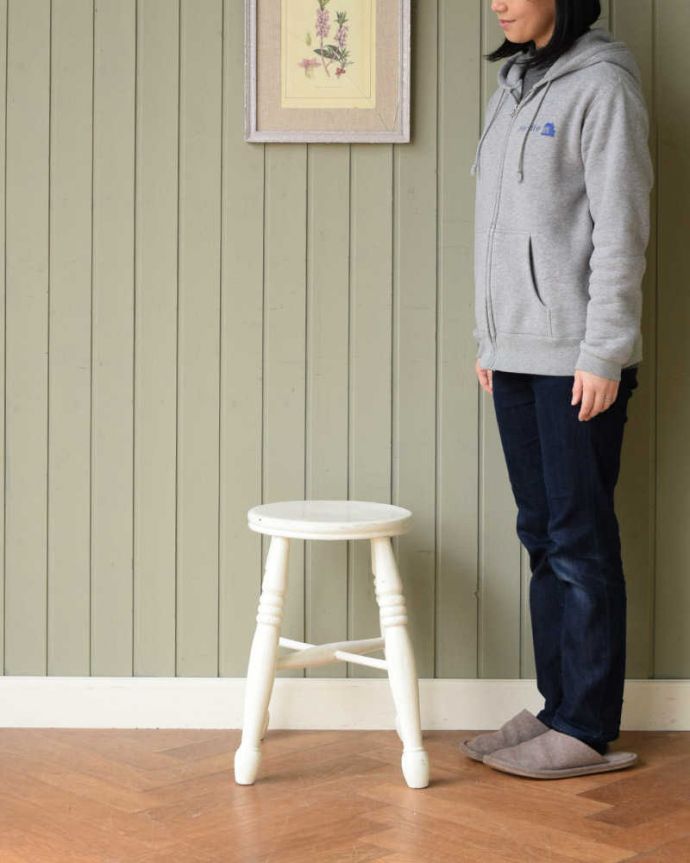 スツール・オットマン　アンティーク チェア　イギリスで見つけたホワイトペイントのアンティークスツール　。気軽に使えるから、みんなに人気！背もたれがないスツールは気軽にどんな場所でも使えるから人気モノです。(k-1573-c)