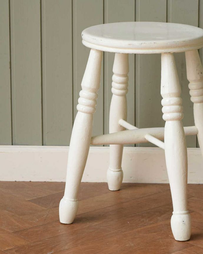 スツール・オットマン　アンティーク チェア　イギリスで見つけたホワイトペイントのアンティークスツール　。しっかり修復しましたアンティークなので経年変化によるキズはありますが、専門の職人が全部を組み直して修復しているので安心してお使いください。(k-1573-c)