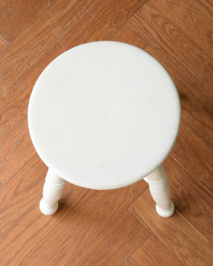 スツール・オットマン　アンティーク チェア　イギリスで見つけたホワイトペイントのアンティークスツール　。丸みのある座面座ったり、荷物を置いたり、お花を飾ったり･･･いろいろ使えるアイテムです。(k-1573-c)