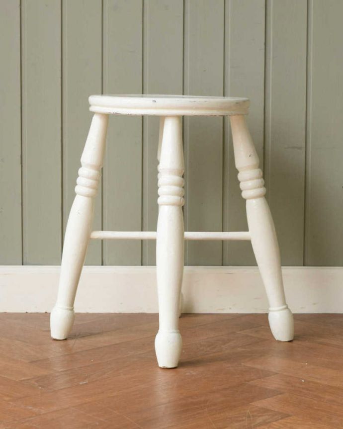 スツール・オットマン　アンティーク チェア　イギリスで見つけたホワイトペイントのアンティークスツール　。360度、どこから見ても美しい脚もしっかり組まれているのがわかります。(k-1573-c)