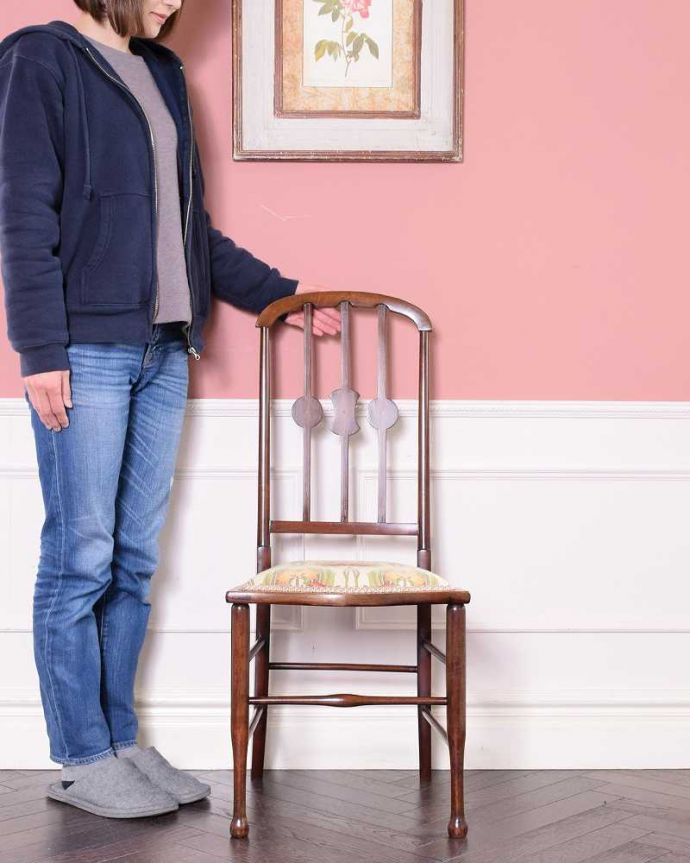 サロンチェア アンティーク チェア 象嵌が入った貴重なアンティーク、高級感漂うインレイドチェア 。「見る」だけで幸せになるアンティークの椅子最高級のアンティークチェアは、座って使う楽しみ以外に目で見て楽しめます。(k-1576-c)