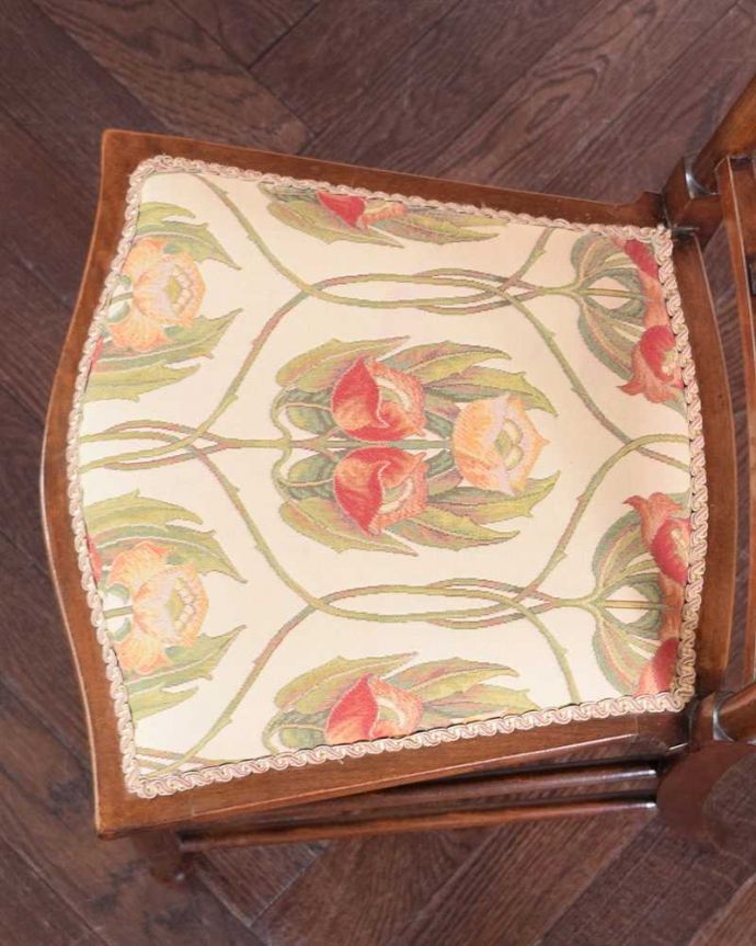 サロンチェア アンティーク チェア 象嵌が入った貴重なアンティーク、高級感漂うインレイドチェア 。座面を上から見るとこんな感じ座面は布貼りなので、長時間座っても疲れません。(k-1576-c)