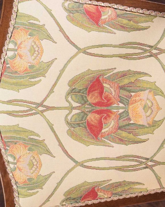 サロンチェア アンティーク チェア 象嵌が入った貴重なアンティーク、高級感漂うインレイドチェア 。生地はオリジナルのままですもちろんきれいにクリーニングしてあるので安心してお使い頂けます。(k-1576-c)