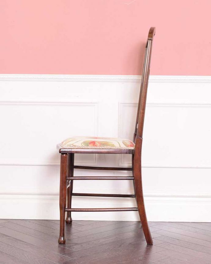 サロンチェア アンティーク チェア 象嵌が入った貴重なアンティーク、高級感漂うインレイドチェア 。横から見ても優雅な立ち姿もちろん、横から見た姿も優雅で美しいんです。(k-1576-c)