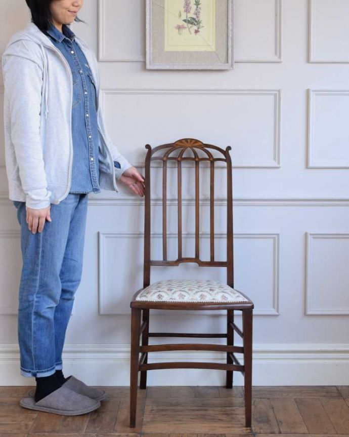 サロンチェア　アンティーク チェア　象嵌が入った貴重なアンティーク、高級感漂うインレイドチェア。「見る」だけで幸せになるアンティークの椅子最高級のアンティークチェアは、座って使う楽しみ以外に目で見て楽しめます。(k-1577-c)