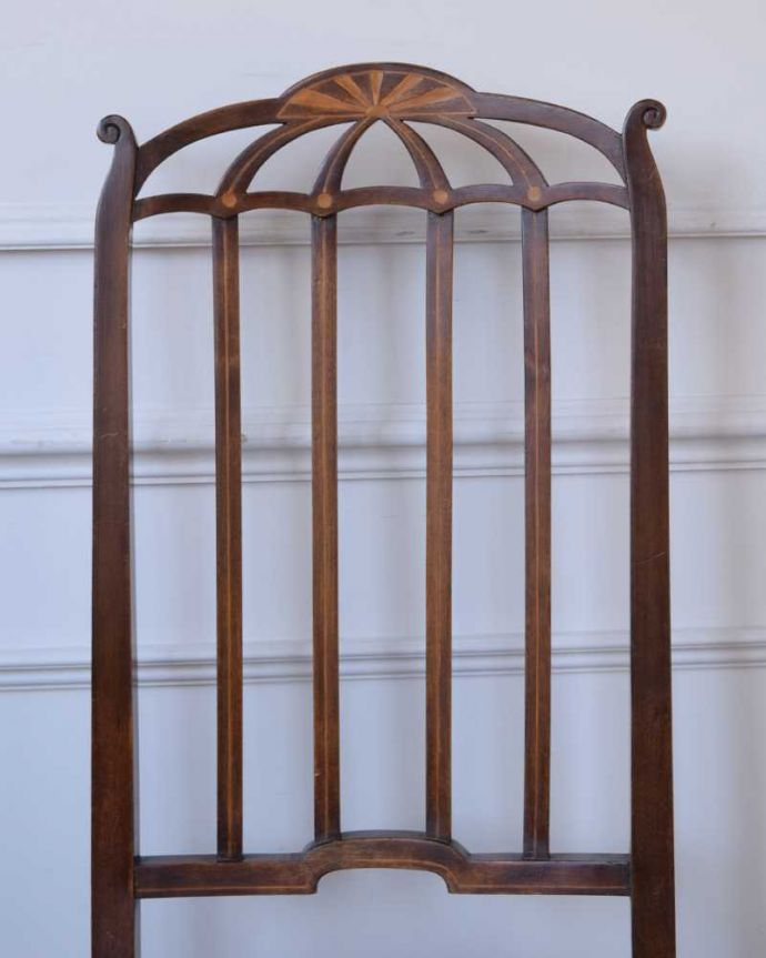 サロンチェア　アンティーク チェア　象嵌が入った貴重なアンティーク、高級感漂うインレイドチェア。美しさの極みを堪能して下さい高級材で描かれた美しく柔らかなフォルム。(k-1577-c)