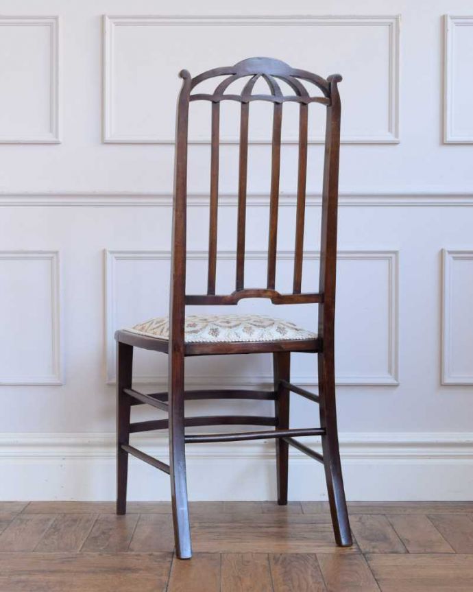 サロンチェア　アンティーク チェア　象嵌が入った貴重なアンティーク、高級感漂うインレイドチェア。後ろ姿も上品です並べた時に後ろから見ることも多い椅子。(k-1577-c)