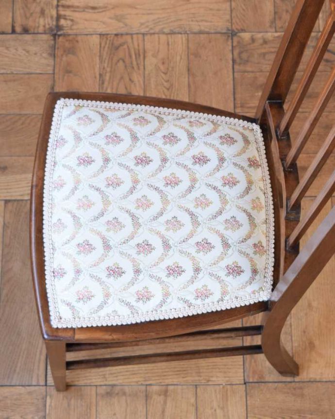 サロンチェア　アンティーク チェア　象嵌が入った貴重なアンティーク、高級感漂うインレイドチェア。座面を上から見るとこんな感じ座面は布貼りなので、長時間座っても疲れません。(k-1577-c)