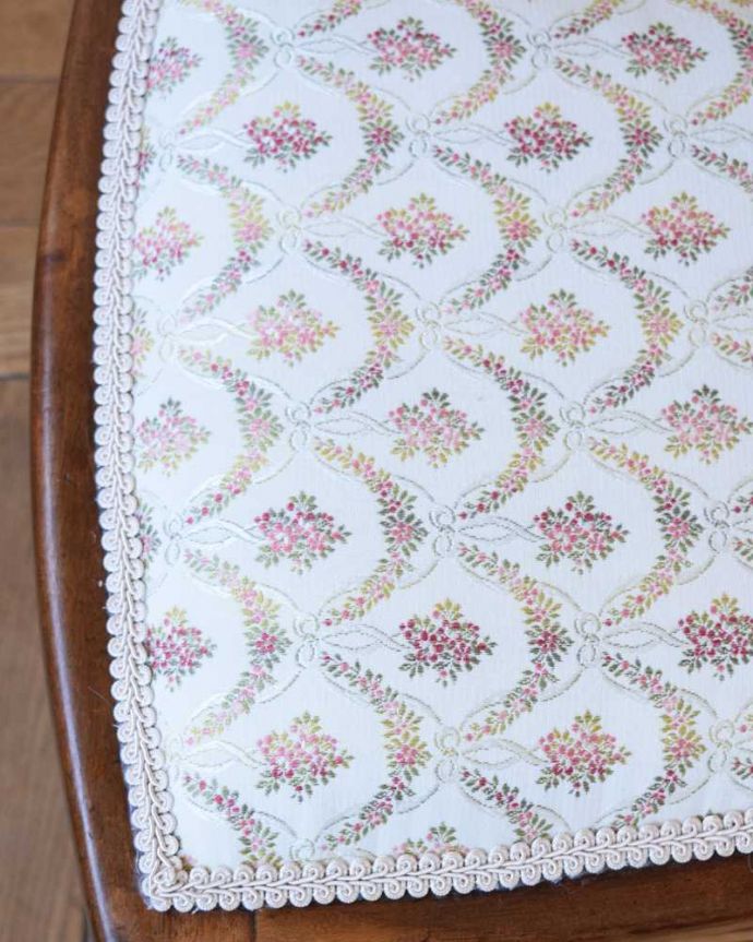 サロンチェア　アンティーク チェア　象嵌が入った貴重なアンティーク、高級感漂うインレイドチェア。生地のセレクトにもこだわりました優雅なアンティークチェアの雰囲気をそのままに、一番似合う貼り座をじっくり選びました。(k-1577-c)