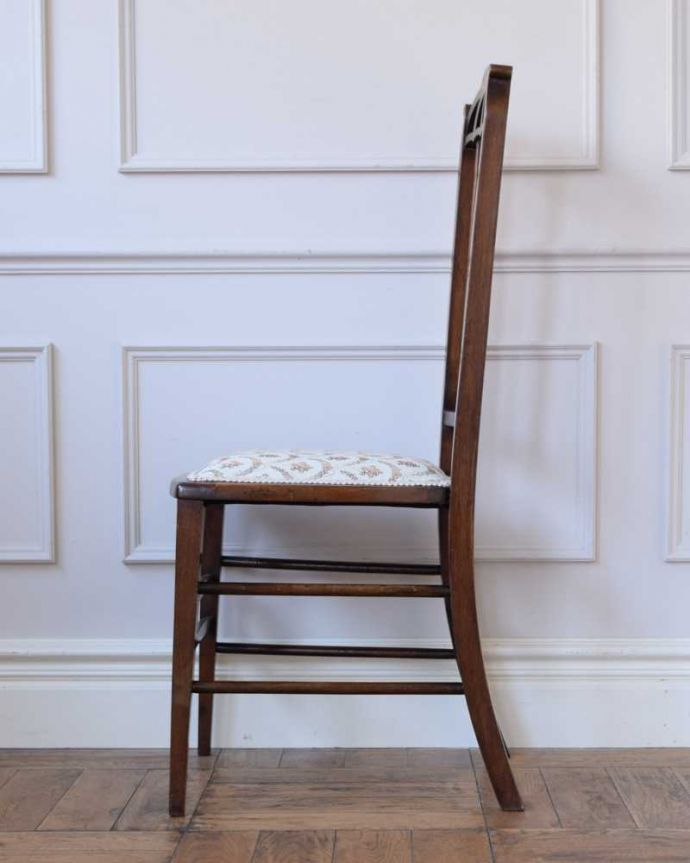 サロンチェア　アンティーク チェア　象嵌が入った貴重なアンティーク、高級感漂うインレイドチェア。横から見ても優雅な立ち姿もちろん、横から見た姿も優雅で美しいんです。(k-1577-c)